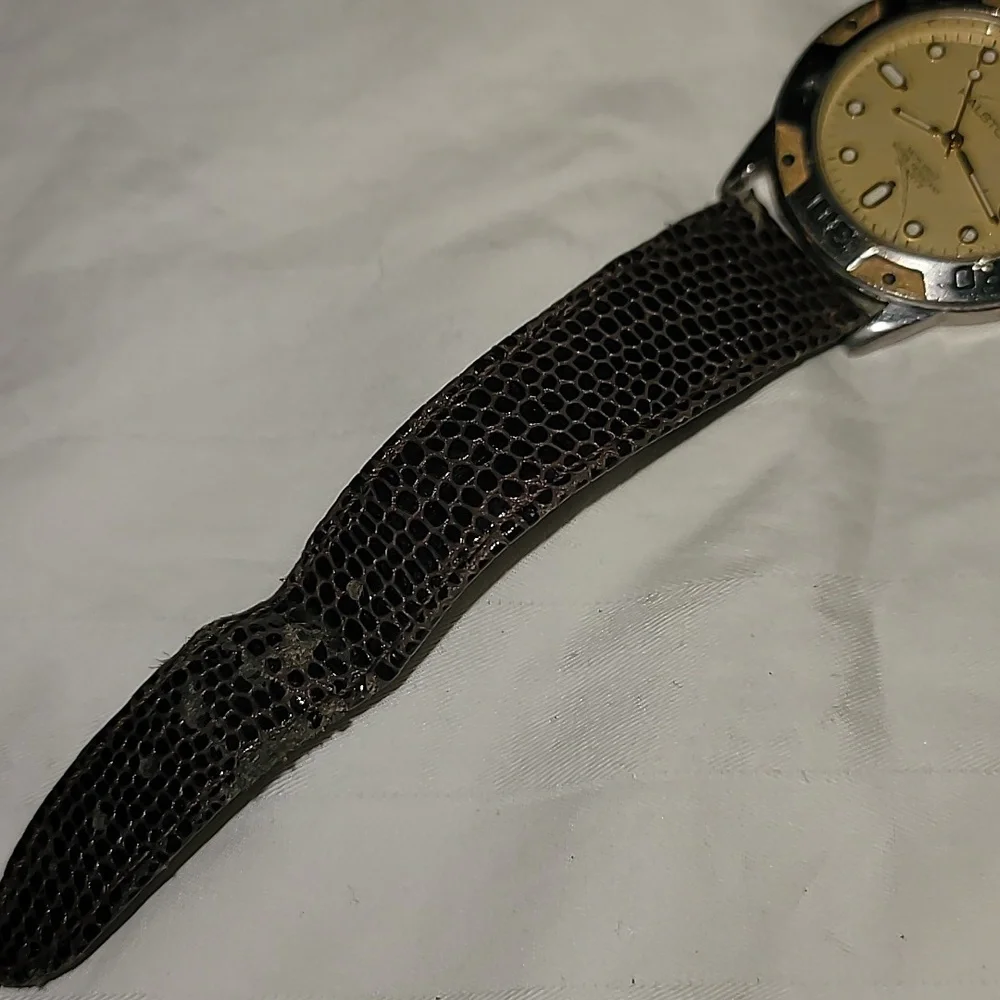 Vintage Mens Halston 241-Y142 Watch Lizard Band Silvertone Case Date Window At 3